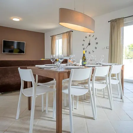 Hvaretta Villa *