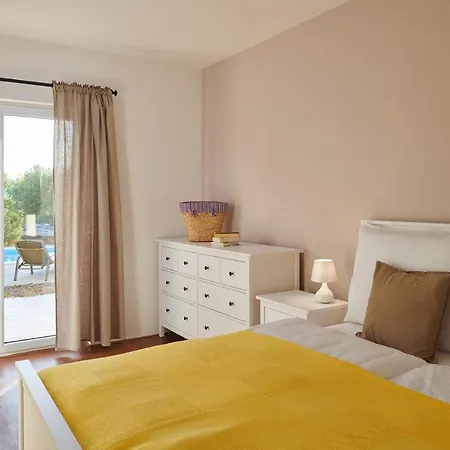 Hvaretta With Private Pools Vila *