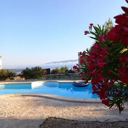 Hvaretta With Private Pools Vila *