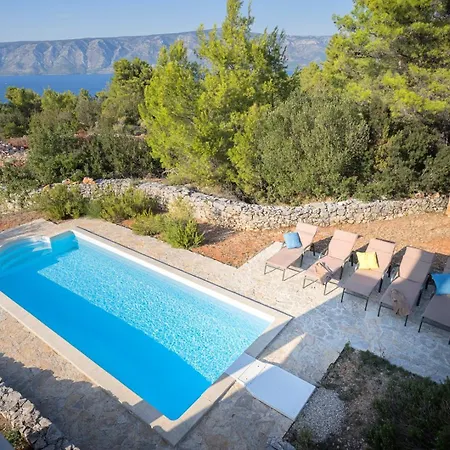 Villa Hvaretta With Private Pools *